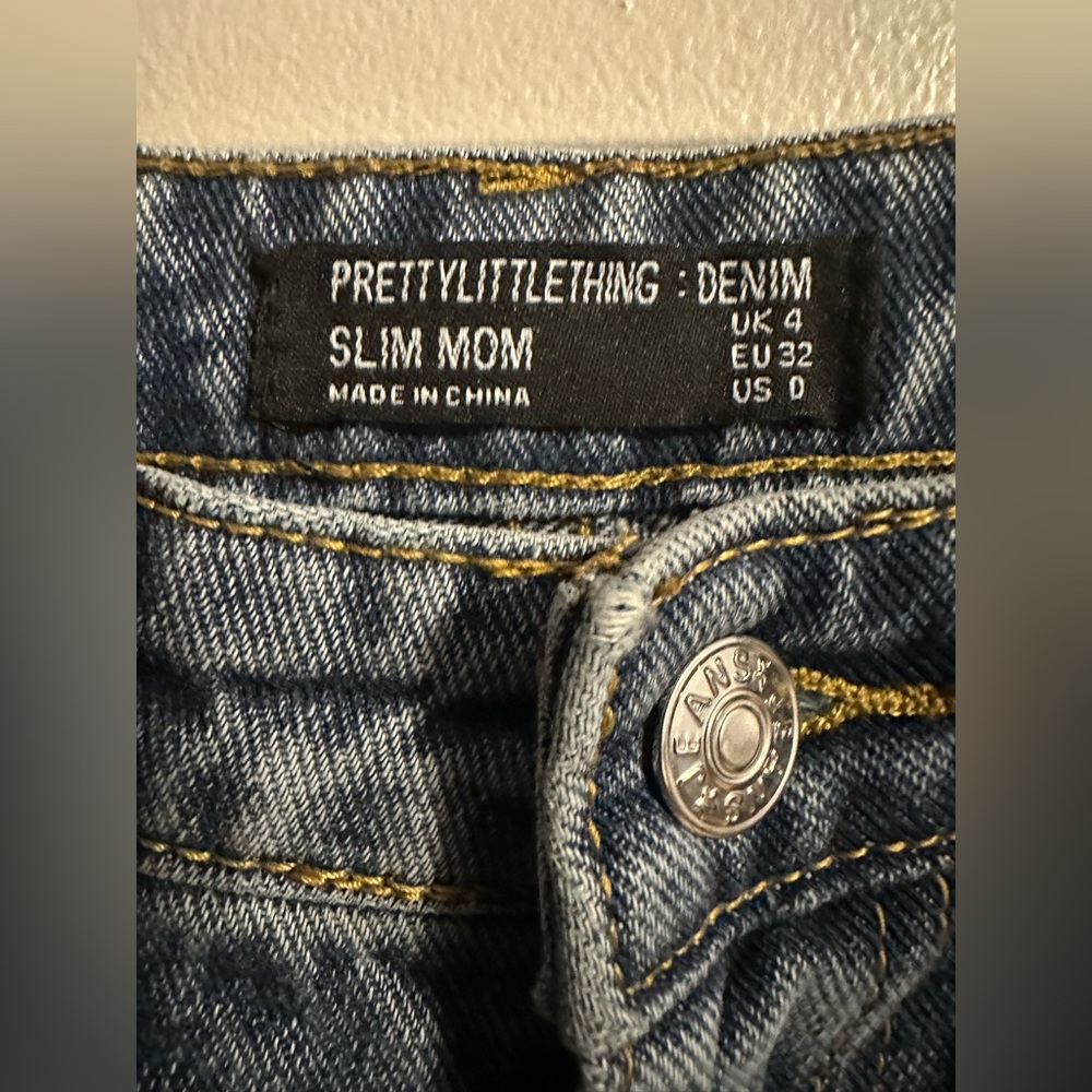 PrettyLittleThing Raw Hem Knee Rip Slim Fit Mom Jeans size US 0 - Picture 5 of 9